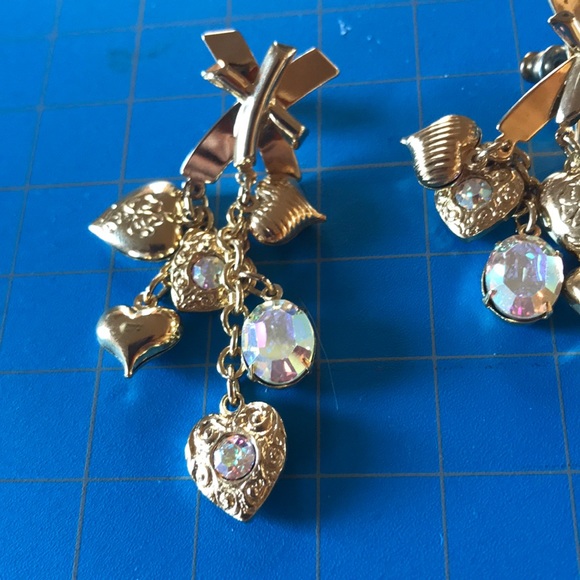 Adorable gold tone earrings with charm hearts - Picture 6 of 6